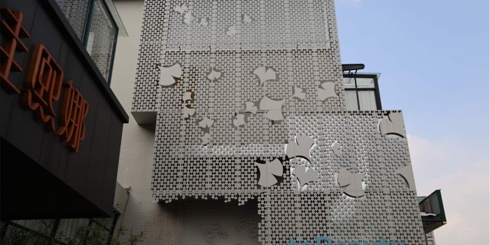 鋁單板廠家?guī)懔私鉀_孔鋁單板有什么優(yōu)勢(shì)？可以應(yīng)用于哪些領(lǐng)域？